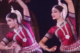Индийские танцоры выступили на фоне древнего храма в Одише