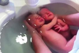 Трогательная методика купания младенцев распространилась по миру