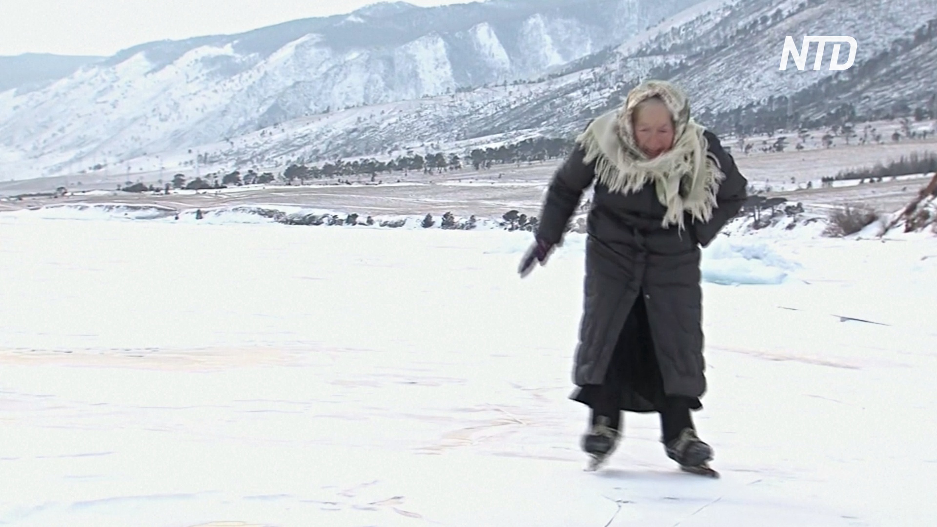80-летняя бабушка Люба каждый день скользит по Байкалу на коньках