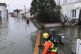 Наводнения во Франции топят жилые дома