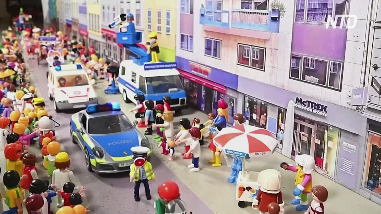 Немецкая семья воссоздала карнавал «Розенмонтаг» с помощью игрушек Playmobil