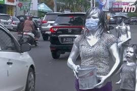 «Серебряные люди» Индонезии выпрашивают деньги, чтобы прокормить семьи