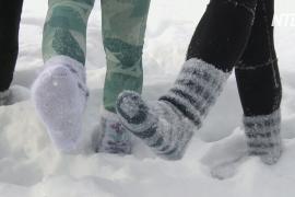 Массаж и свобода: финны бегают по снегу в шерстяных носках