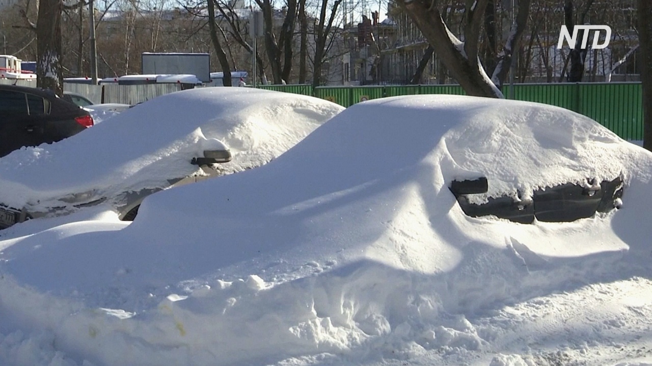 Заметённую снегом Москву продолжают «откапывать»