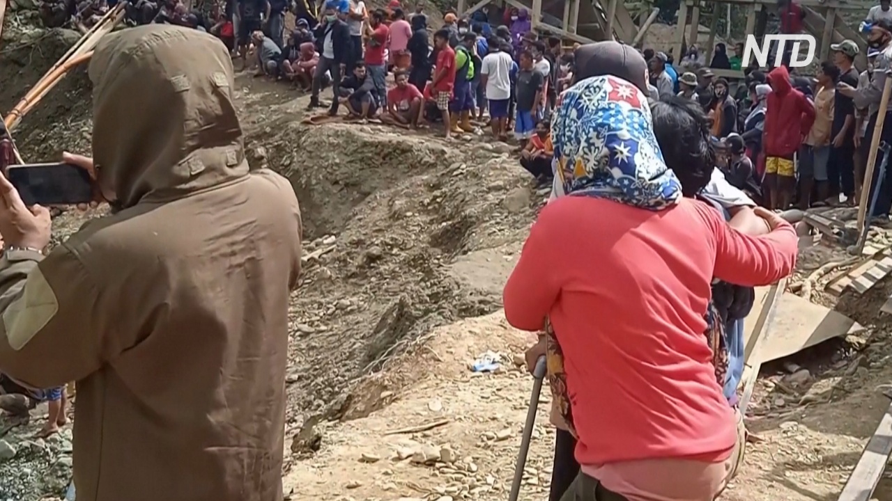 Оползень на руднике в Индонезии: десятки людей под завалами