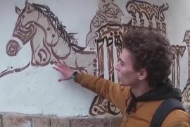 Художник рисует каллиграфию на домах Дамаска