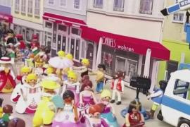 Немец воссоздал парад из наборов Playmobil