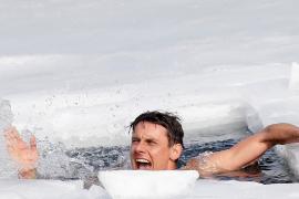 Чех в одних плавках проплыл подо льдом 81 м и установил рекорд