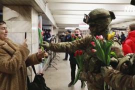 Прыжки с парашютом, цветы и шарики: как российская армия поздравила женщин с 8 марта