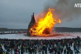 В России на Масленицу сожгли башню из лозы, символизирующую коронавирус