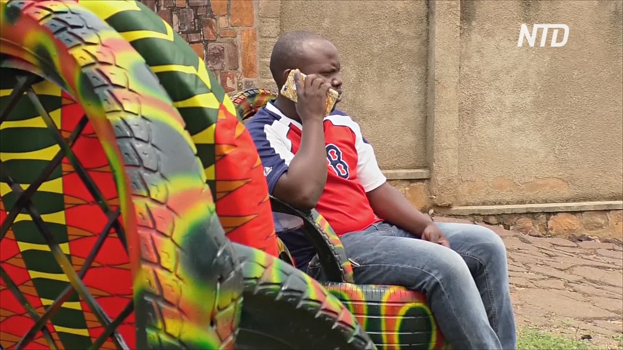 Руандийские мастера превращают старые покрышки в кресла, столы и обувь