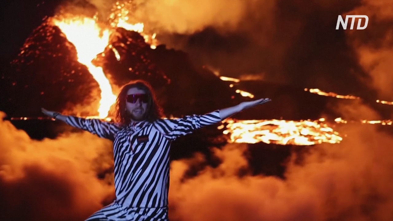 Огненное шоу в Исландии: тысячи туристов тянутся к извергающемуся вулкану