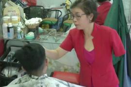 Как вьетнамский парикмахер стрижёт одной рукой