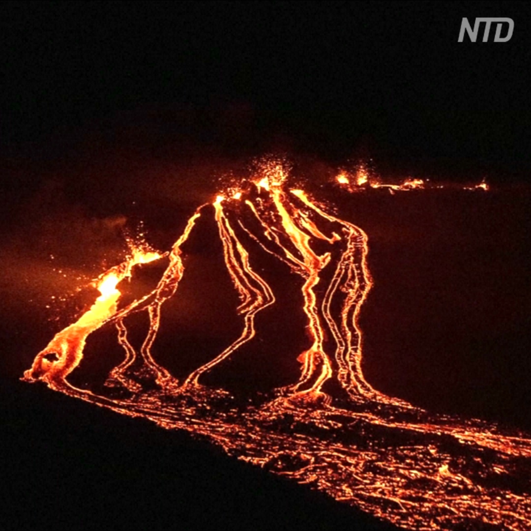 Завораживающее зрелище: исландский вулкан выбрасывает лаву