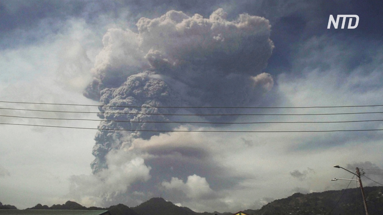 Города на карибском острове Сент-Винсент укрыло толстым слоем пепла: проснулся вулкан