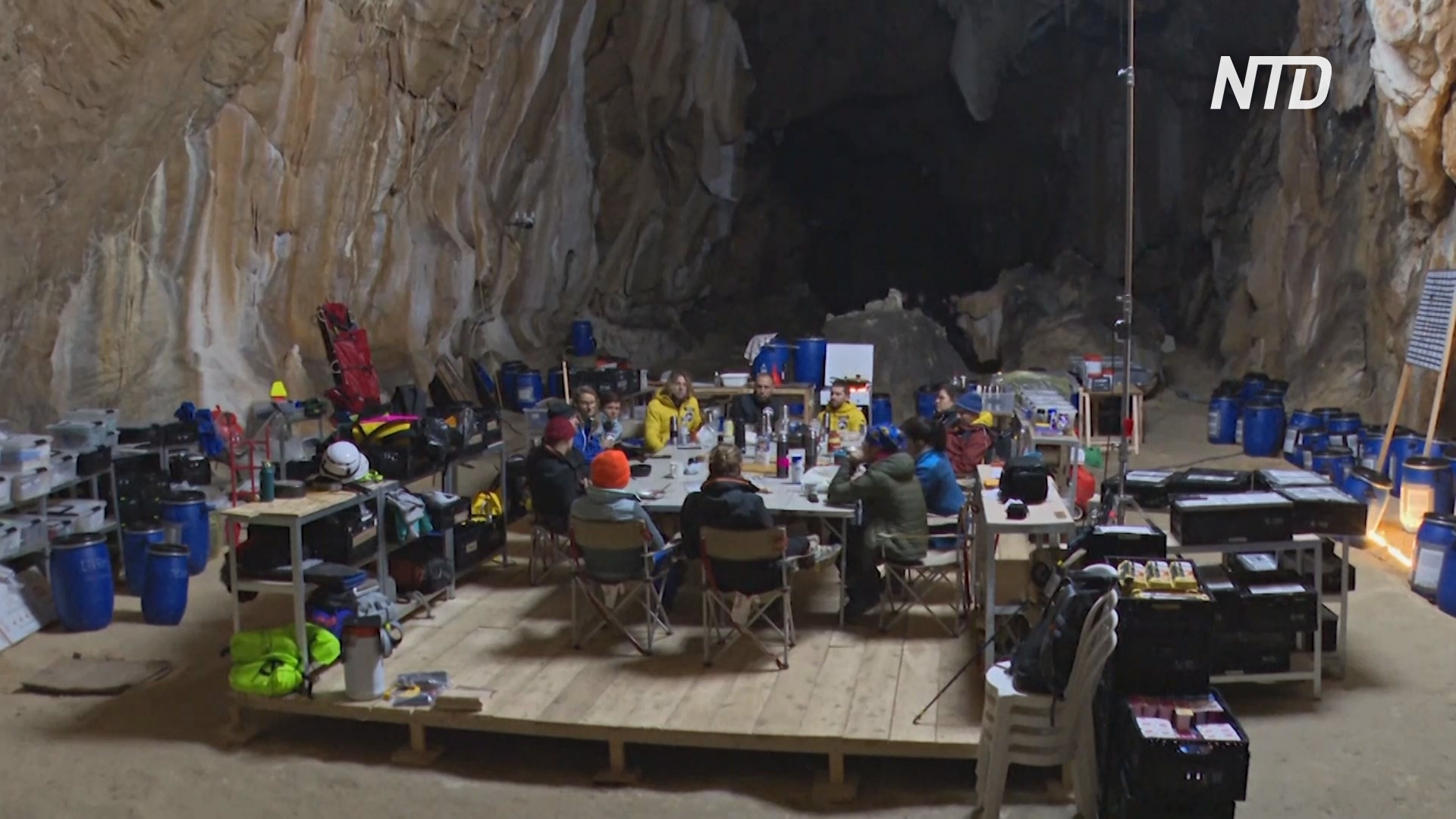 Группа волонтёров проводит 40 дней в изоляции в подземной пещере