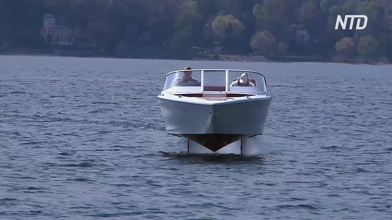 На озере в Италии испытывают электрокатер на подводных крыльях