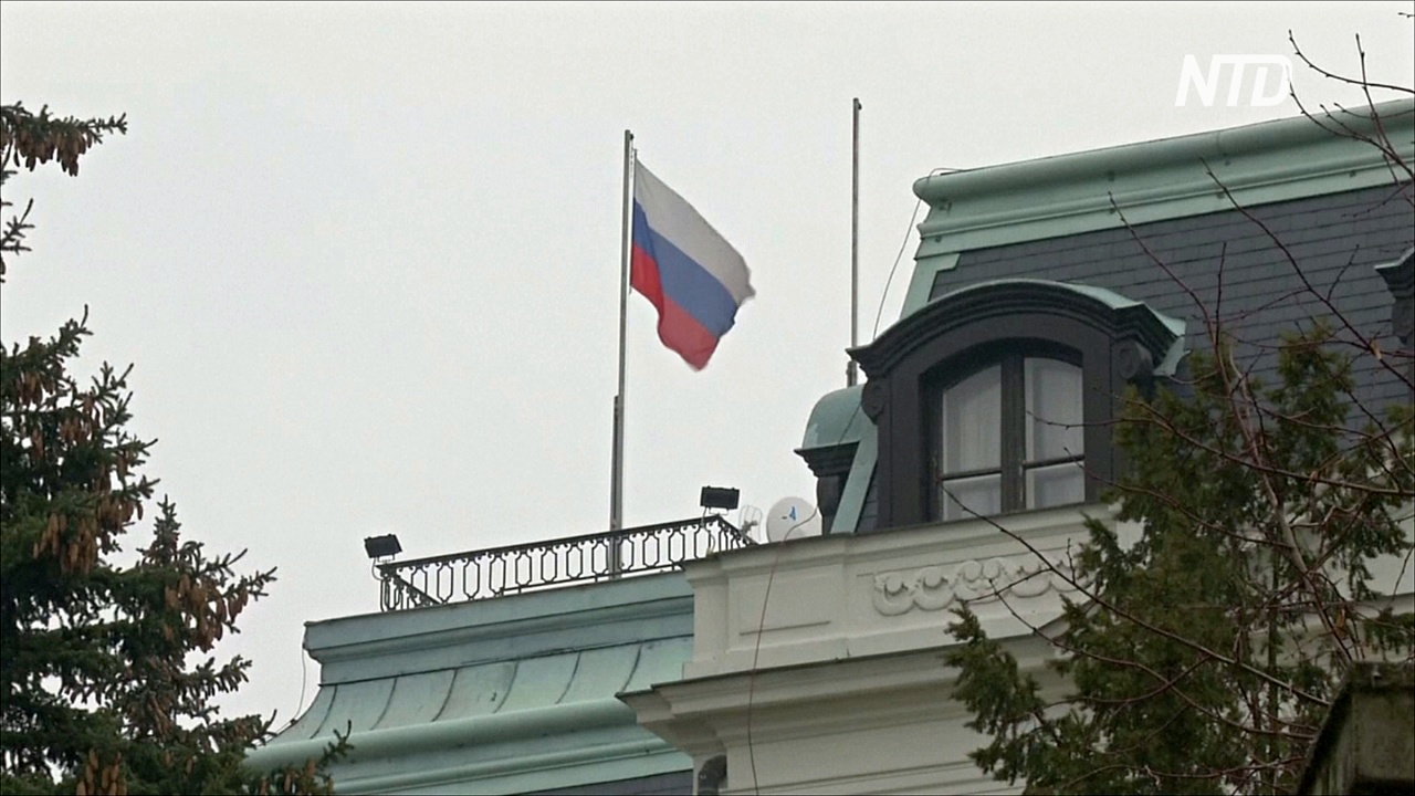 Чехия и Россия высылают дипломатов из Москвы и Праги