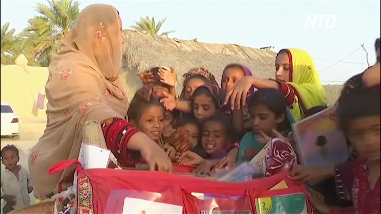 «Верблюжья библиотека» доставляет книги детям в пакистанской пустыне