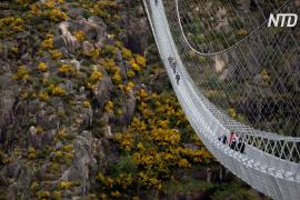 Самый длинный в мире подвесной пешеходный мост построили в Португалии