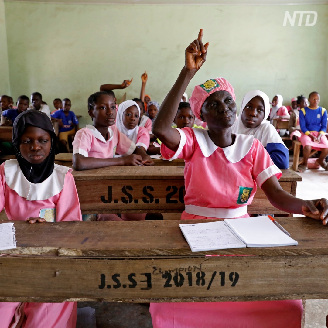 50-летняя школьница из Нигерии не стыдится ходить во второй класс 50-летняя школьница из Нигерии не стыдится ходить во второй класс