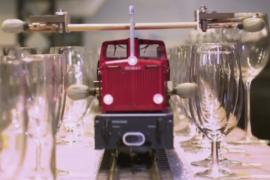 Как игрушечный поезд сыграл самую длинную мелодию на бокалах