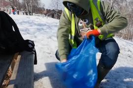 Кострому от мусора избавляет волонтёр в маске