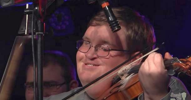 Слепой музыкант изумляет виртуозной игрой на скрипке