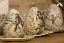 Грузинские художницы рисуют на пасхальных яйцах природу и птиц