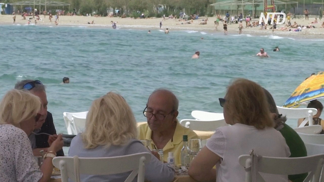 «Как в старые добрые времена»: греки снова сидят в кафе и ресторанах