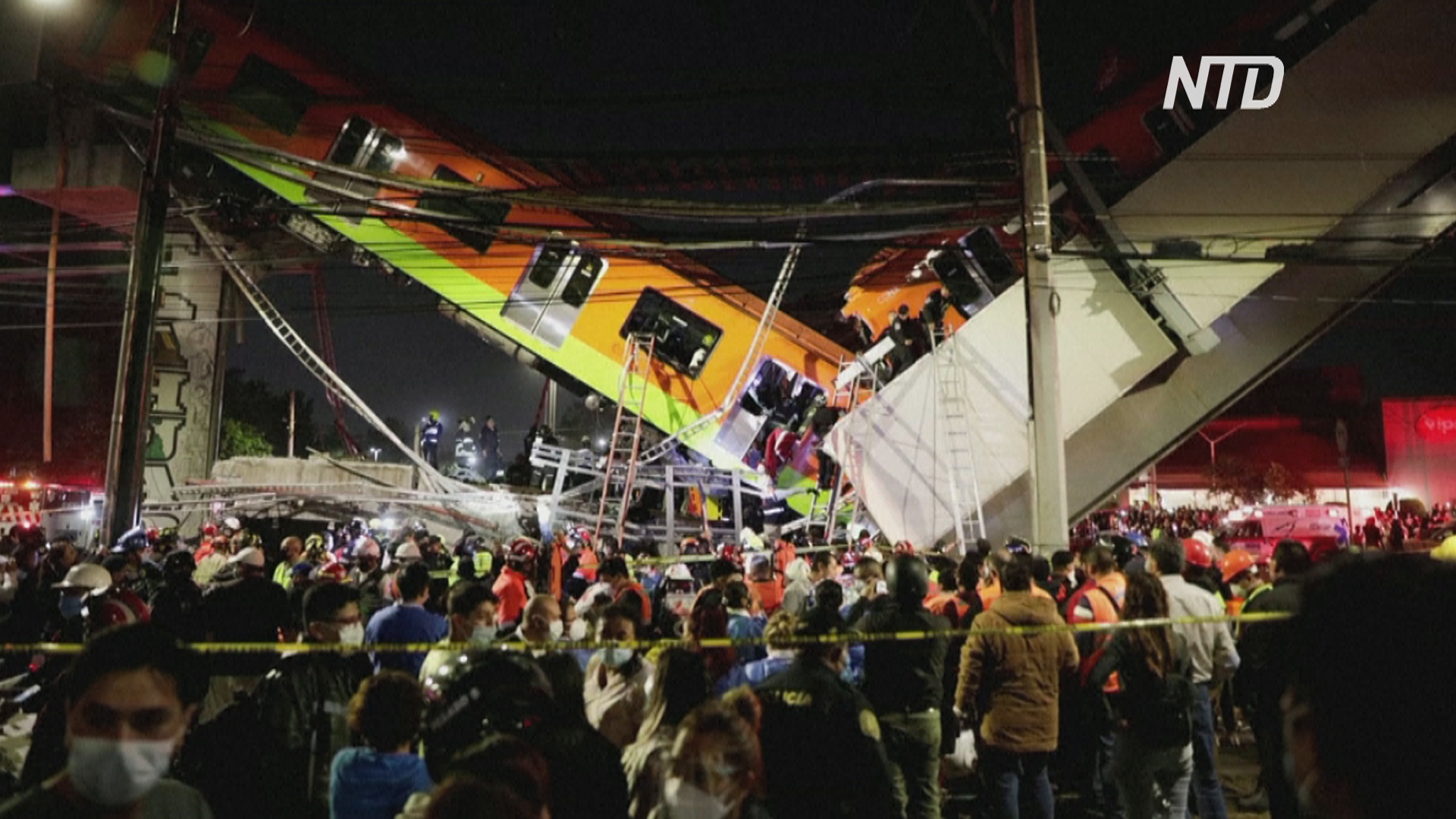 В Мехико обрушился метромост: не менее 15 погибших