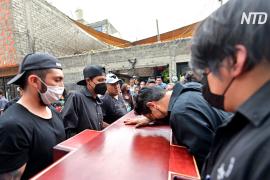 В Мехико хоронят погибших в результате обрушения метромоста