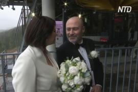 В Москве 30 пар поженились на канатной дороге, чтобы установить мировой рекорд