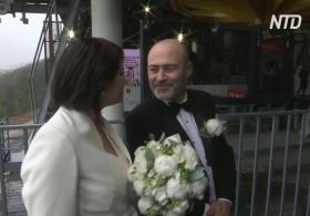 В Москве 30 пар поженились на канатной дороге, чтобы установить мировой рекорд
