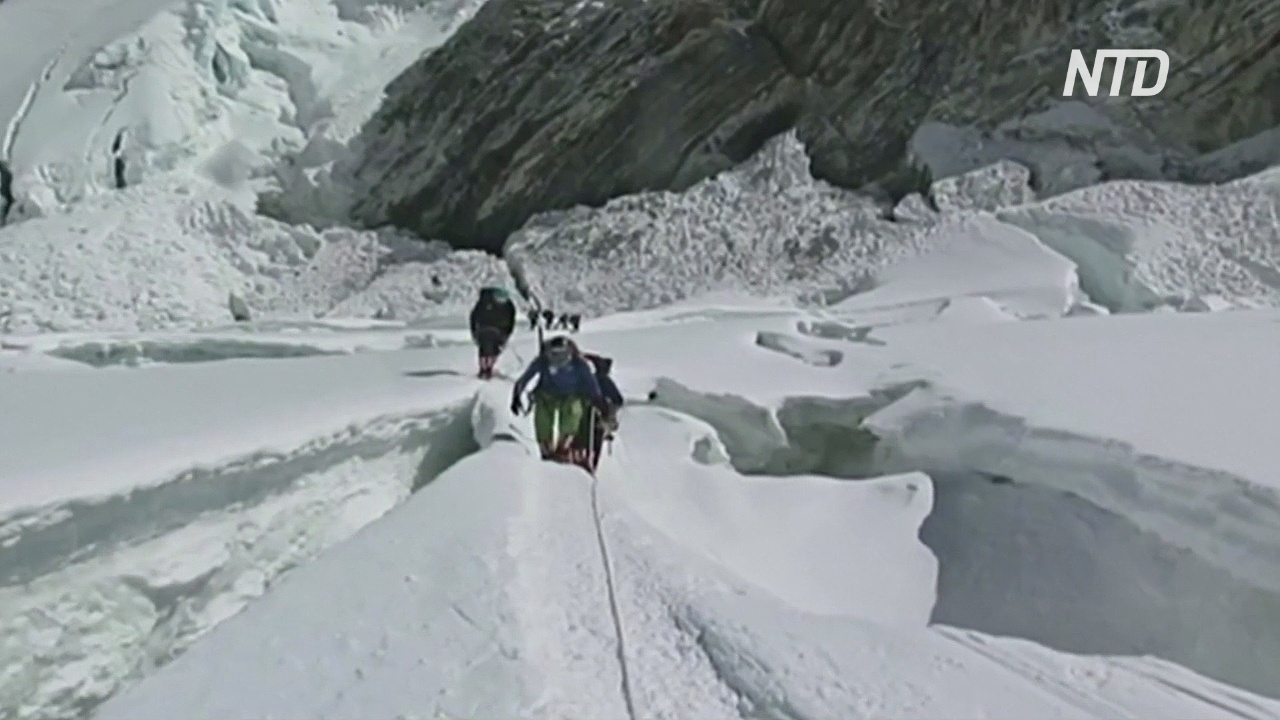 Первые смерти в этом сезоне: на Эвересте скончалось два альпиниста