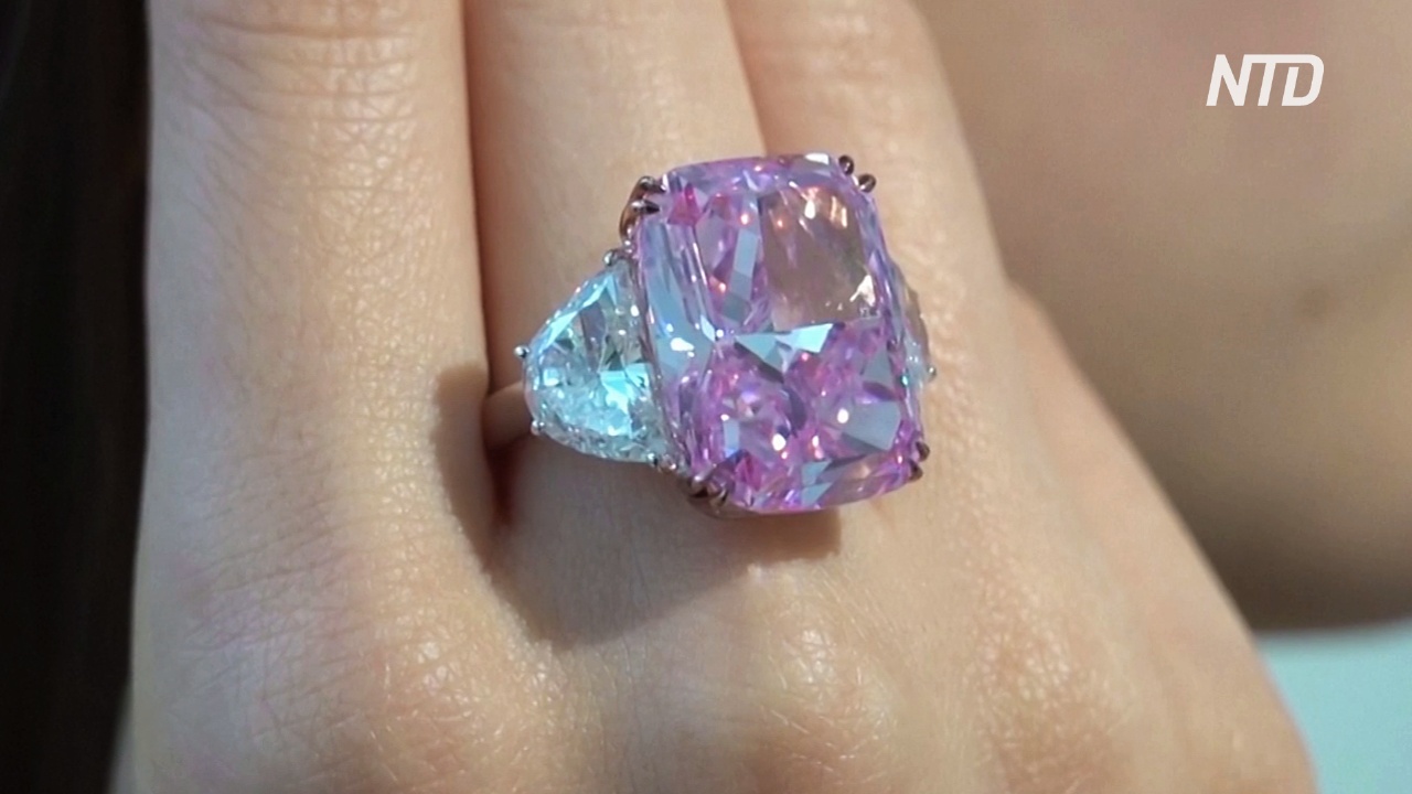 Пурпурно-розовый бриллиант «Сакура» ушёл с молотка за рекордные $29,2 млн