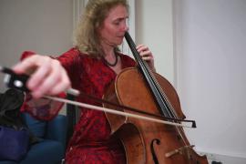 Виолончелистка играет для тяжелобольных, чтобы облегчить их страдания