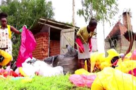 Угандийка делает из мусора модные сумки