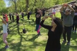 Как десятки людей танцуют зумбу в парке Нью-Йорка