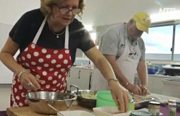 Приготовить пюре и отбивную: одиноких мужчин Австралии обучают кулинарии