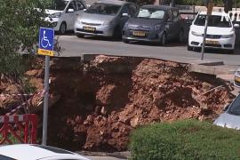 В Иерусалиме часть стоянки с автомобилями ушла под землю