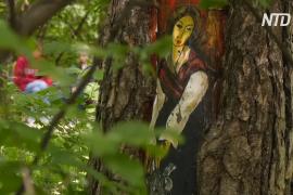 В парках Москвы повреждённые деревья украшают рисунками