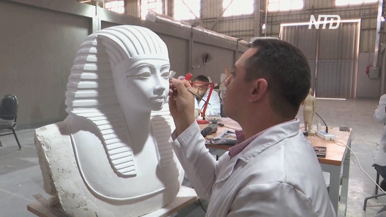 Маска Тутанхамона и бюст Нефертити: в Египте делают точные копии древних артефактов