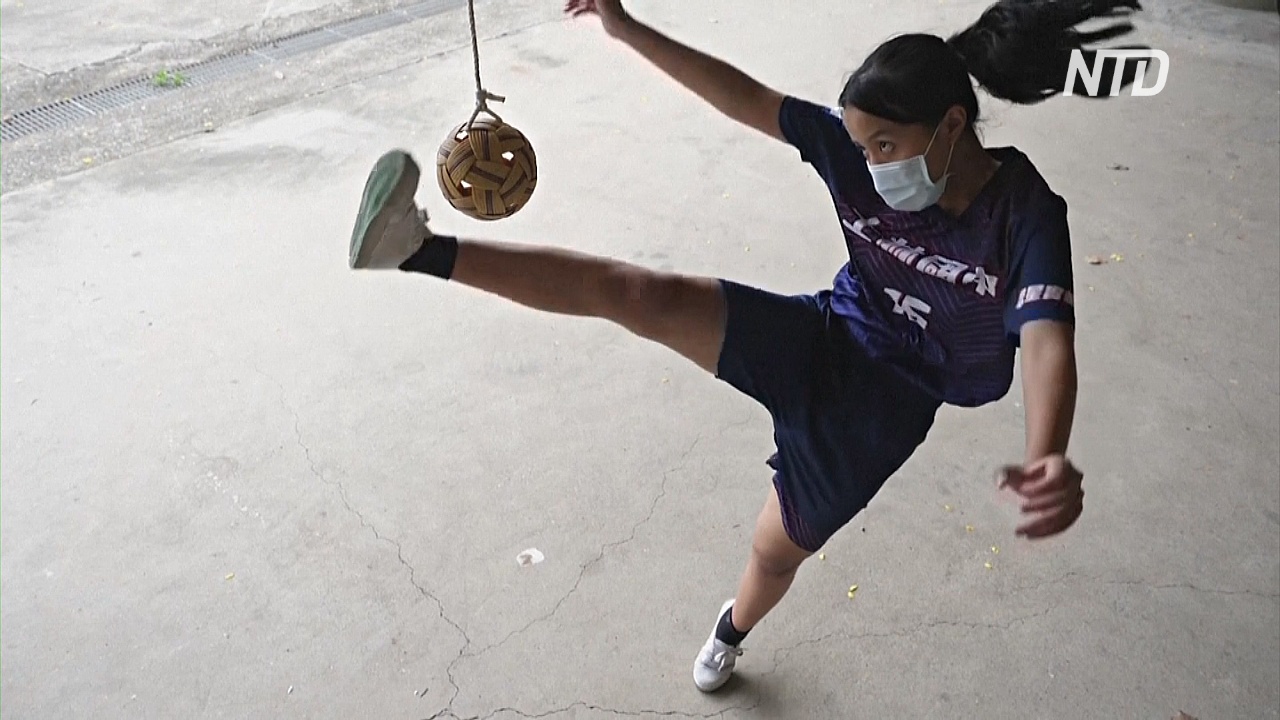 Карантин не помеха: игроки в малайский волейбол тренируются по двое