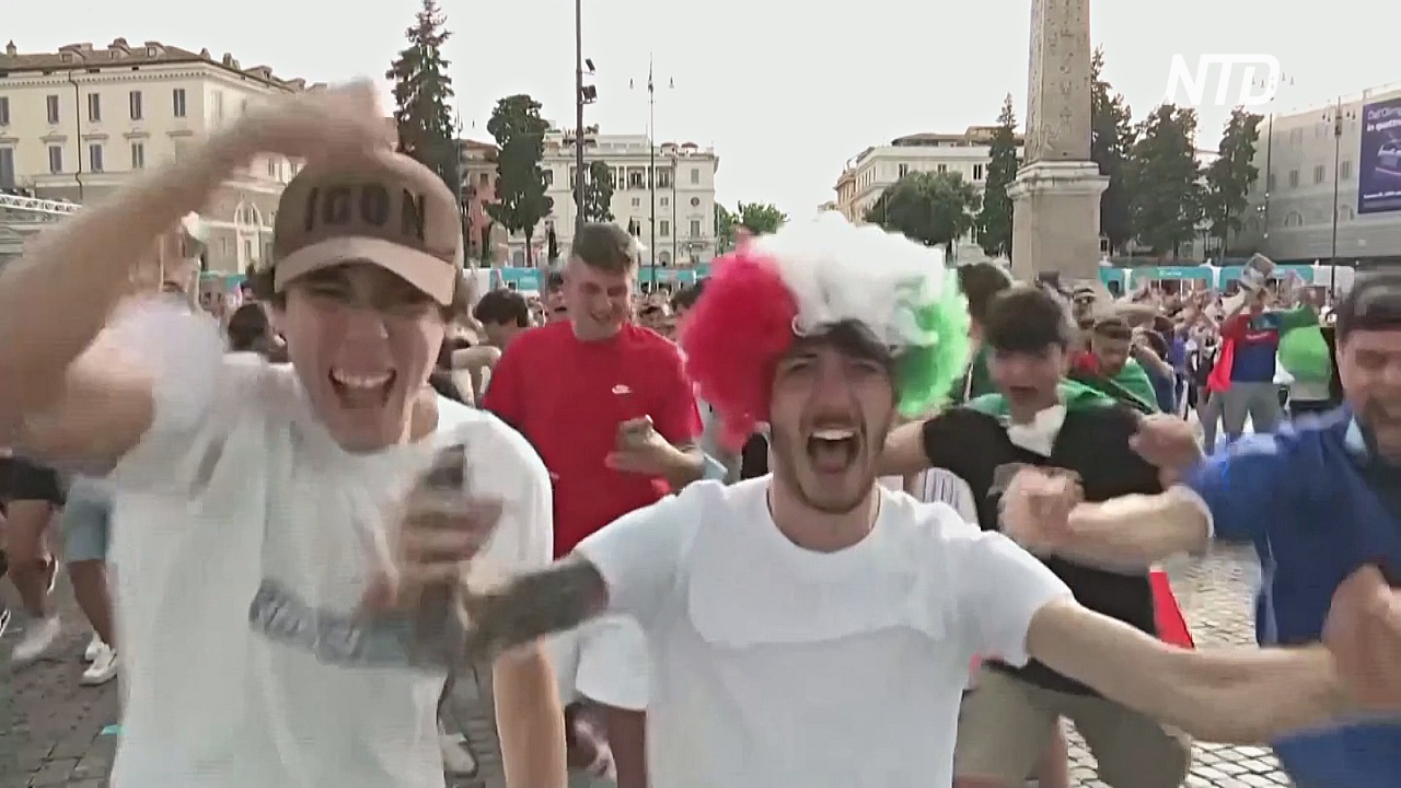 Итальянские болельщики празднуют победу сборной над Уэльсом