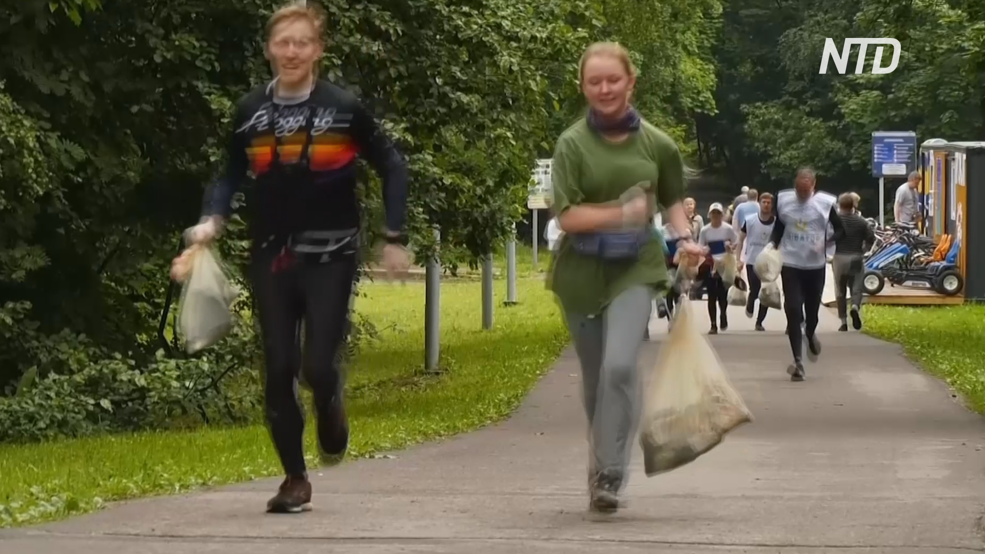 Тренировка с пользой для природы: москвичи бегают трусцой и собирают мусор