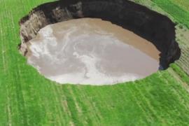 Гигантская воронка диаметром 80 м появилась в поле в Мексике