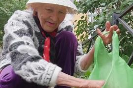82-летняя бабушка с Урала – бесплатный дворник и звезда Интернета