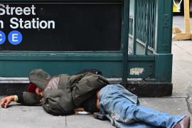 Переступать через бездомных на улицах вынуждены жители Манхэттена