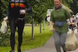 Москвичи бегают по паркам и собирают мусор